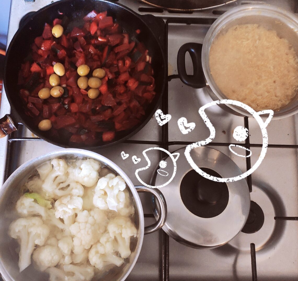 Rote Bete Pfanne, Blumenkohl und Reis kochen auf dem Herd